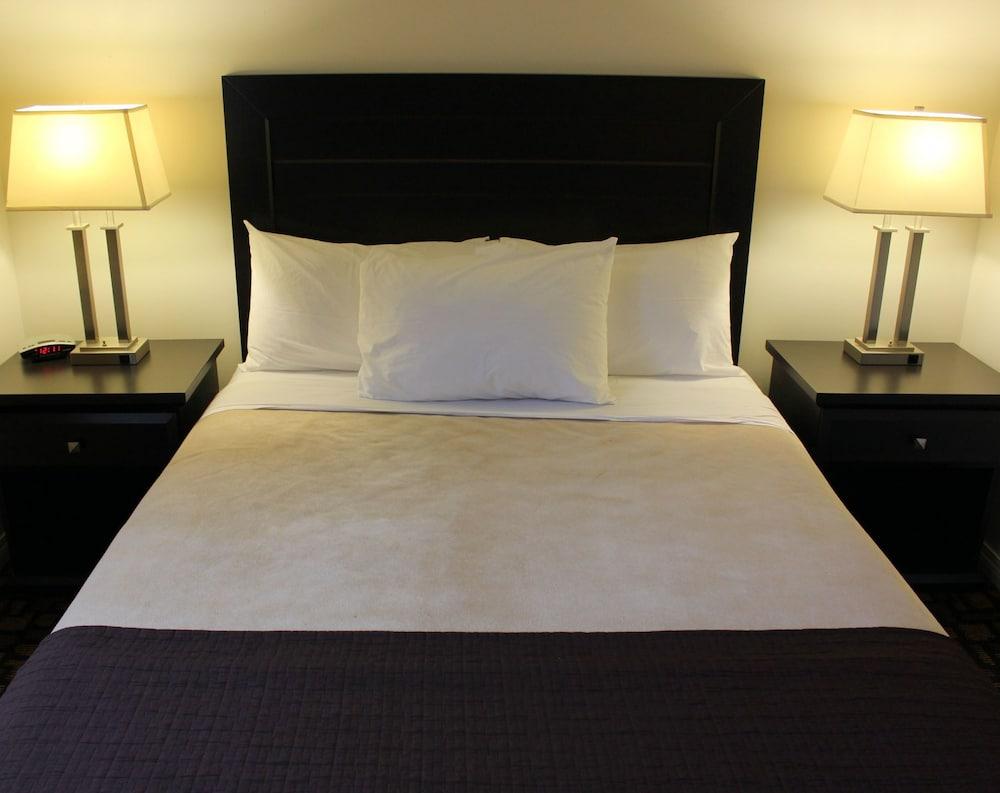 Travelodge By Wyndham برينس ألبرت المظهر الخارجي الصورة