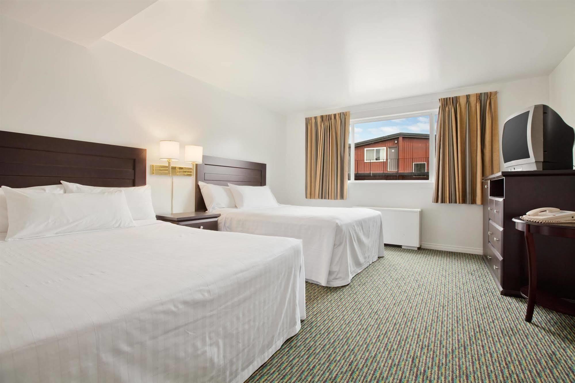 Travelodge By Wyndham برينس ألبرت المظهر الخارجي الصورة