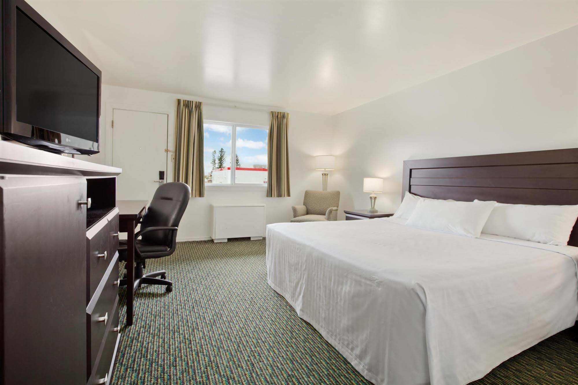 Travelodge By Wyndham برينس ألبرت المظهر الخارجي الصورة